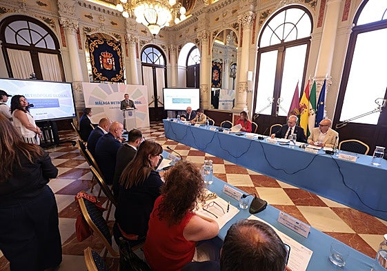 Un momento del foro de alcaldes de la Gran Málaga en el Salón de los Espejos.
