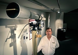 Alberto Castellón en la exposición del 50 aniversario de la SMA, en la sala de exposiciones de El Corte Inglés.