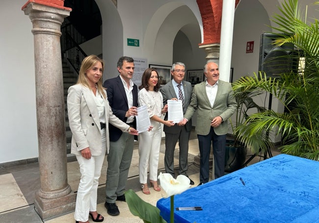 El momento en el que los dirigentes populares de ambas provincias firman el manifiesto.
