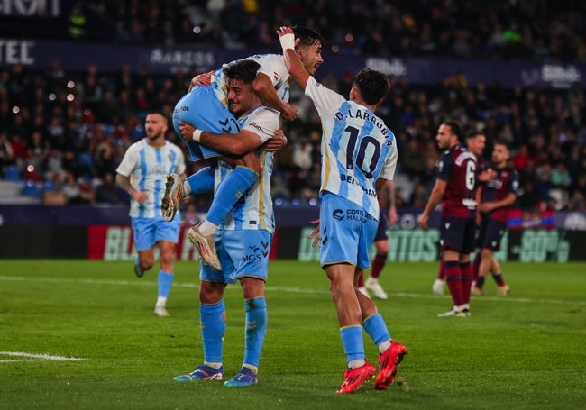 Dani Lorenzo coge a Kevin después de que el marbellí anotara frente al Levante en el Ciutat de Valencia.