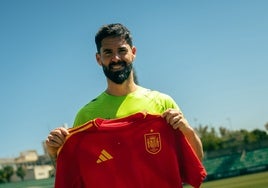 Isco posa con la camiseta de la selección española después de conocer que volvía a una convocatoria seis años después.