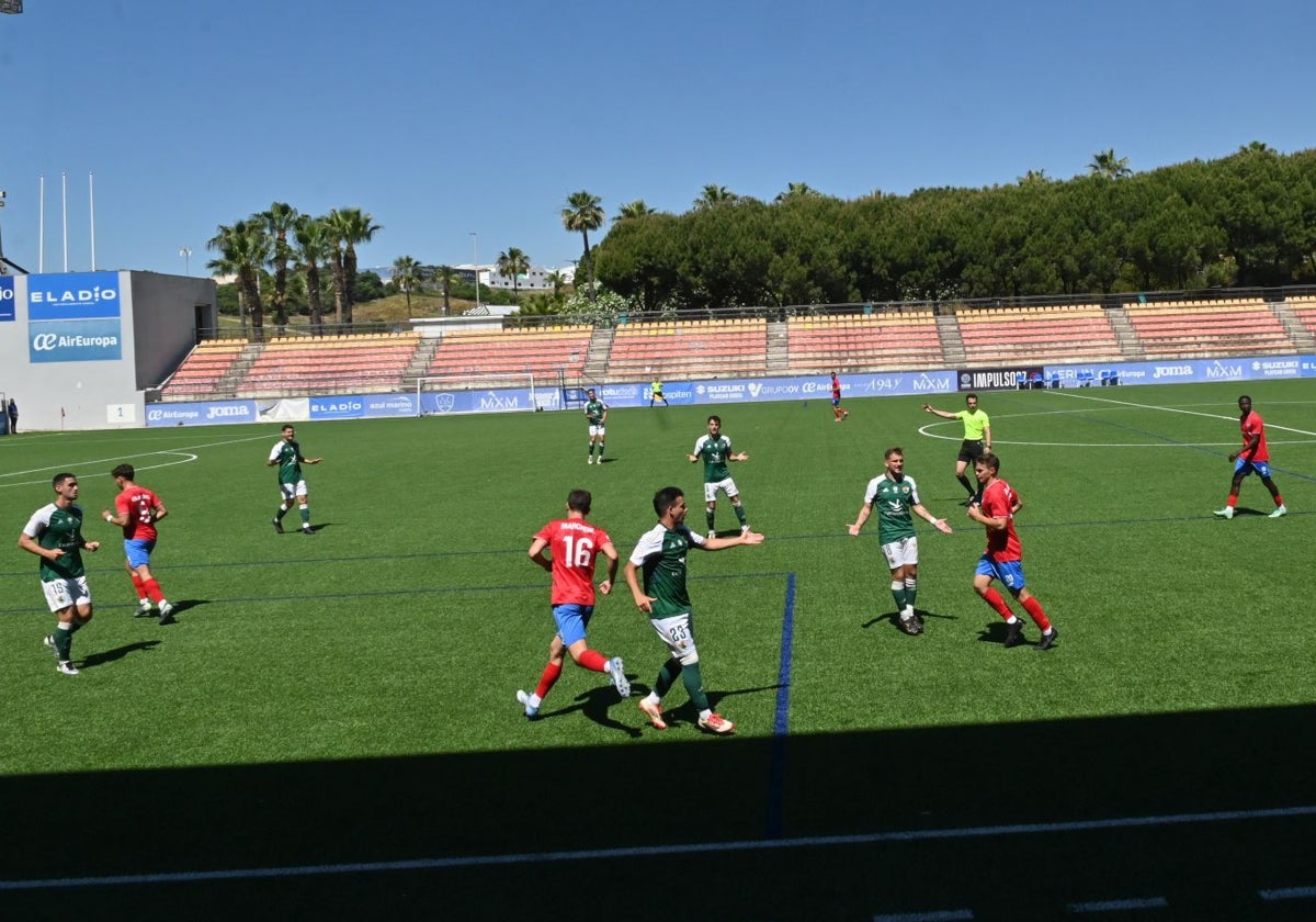 El partido se reanudó este lunes a mediodía en Estepona sin público en las gradas.
