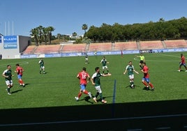 El partido se reanudó este lunes a mediodía en Estepona sin público en las gradas.
