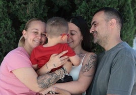 En la imagen, Los padres del pequeño Romeo, al que su hermana sostiene en brazos.