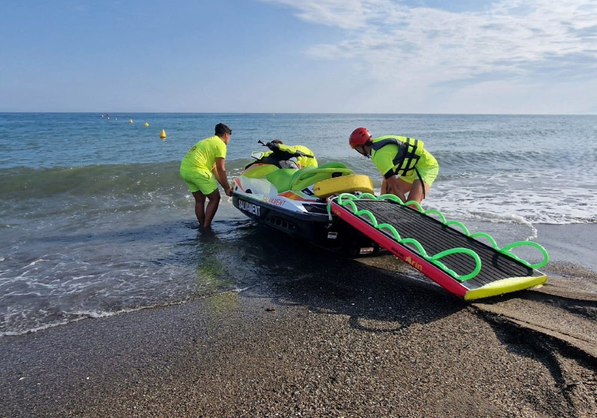 Uno de los equipos de salvamento de Rincón de la Victoria.