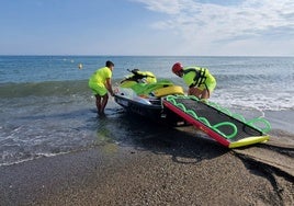 Uno de los equipos de salvamento de Rincón de la Victoria.
