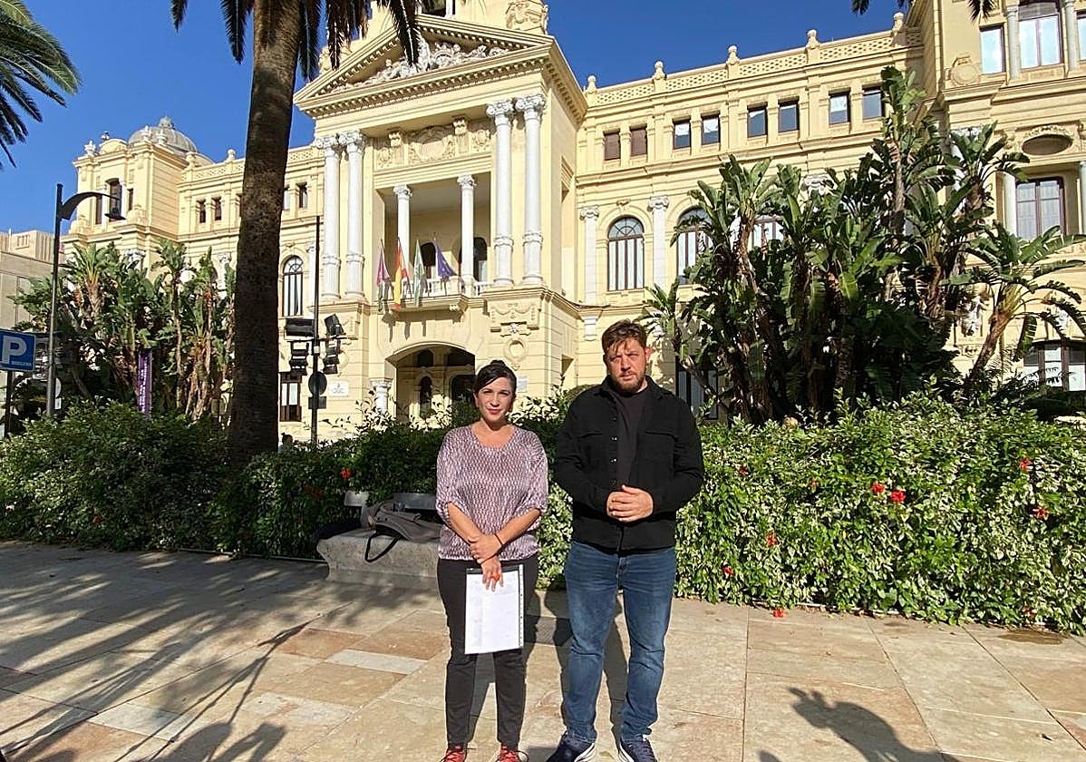Los dos ediles de Con Málaga, Toni Morillas y Nico Sguiglia, a las puertas del Ayuntamiento en una imagen de archivo.