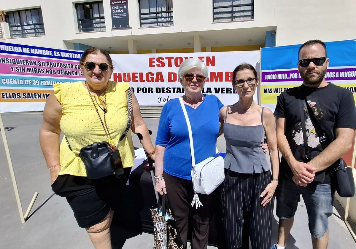 Yolanda Grela, tercera por la izquierda, junto a vecinas y otro de los afectados.