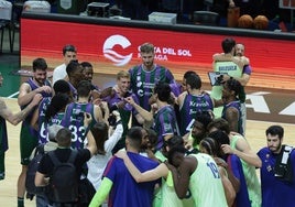 Jugadores del Unicaja y el Barcelona, en el partido de ida de la fase regular.