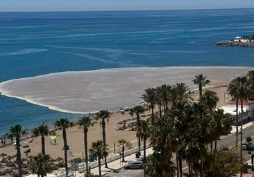 La rotura de una tubería provoca una inmensa mancha en el agua de una playa de Benalmádena