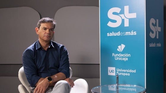 Manuel Ruiz explica que para operar la vesícula antes se hacía una raja de 12 centímetros, pero ahora se realiza con pequeñas incisiones