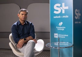 Manuel Ruiz explica que para operar la vesícula antes se hacía una raja de 12 centímetros, pero ahora se realiza con pequeñas incisiones