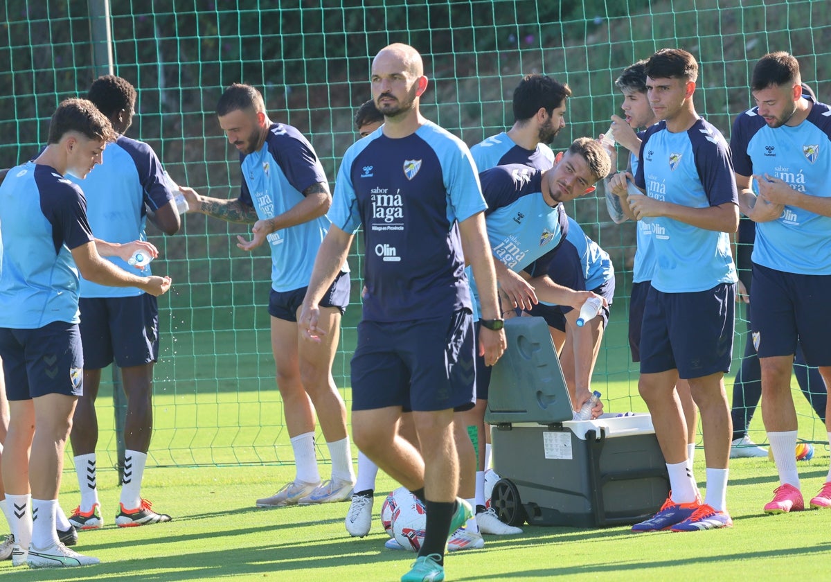 Julio Rodríguez, el preparador físico del Málaga, en un entrenamiento de pretemporada en Marbella.