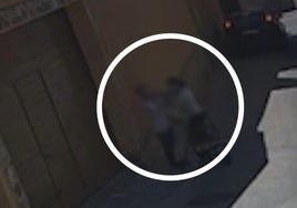 Una cámara de la calle captó el robo con violencia.