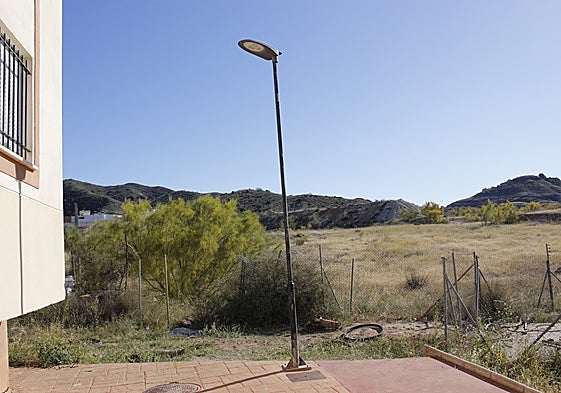 Una calle que termina en una parcela sin edificar, en Torrealquería.