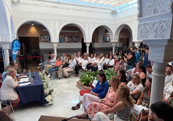 Alumnos en el acto de clausura de los cursos.