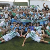 Los jugadores del Antequera celebran con su público uno de los triunfos de esta campaña.