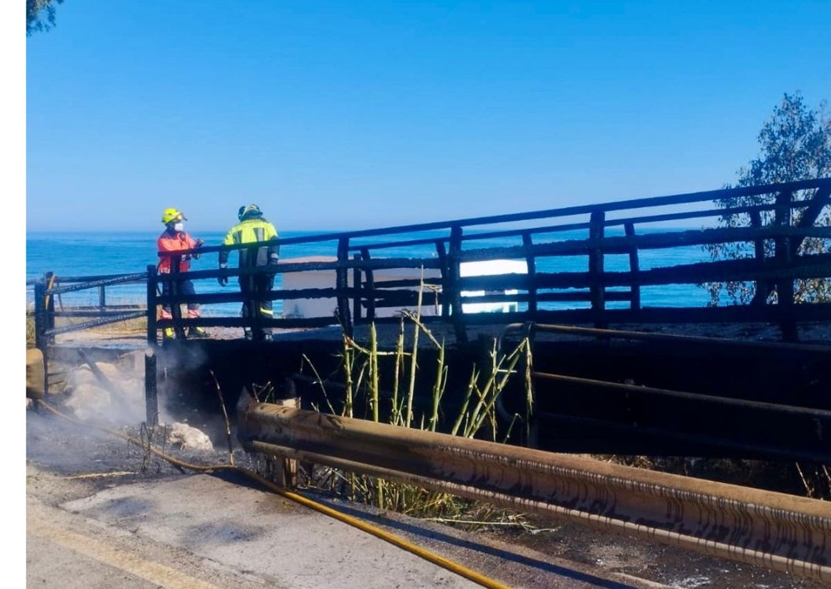 Imagen secundaria 1 - El tráfico ha afectado a la circulación en la Nacional 340 y ha causado destrozos en el puente peatonal.
