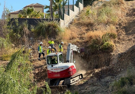 Técnicos trabajan en la reparación de la tubería que explotó el lunes.