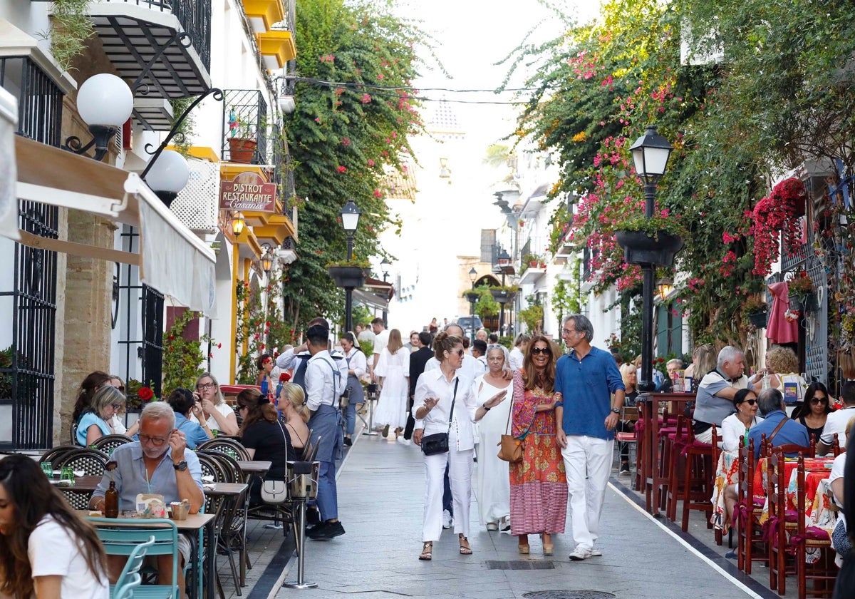 Turistas paseando por el centro de Marbella.