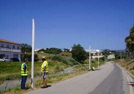 Operarios instalando farolas nuevas en el extrarradio de Estepona.