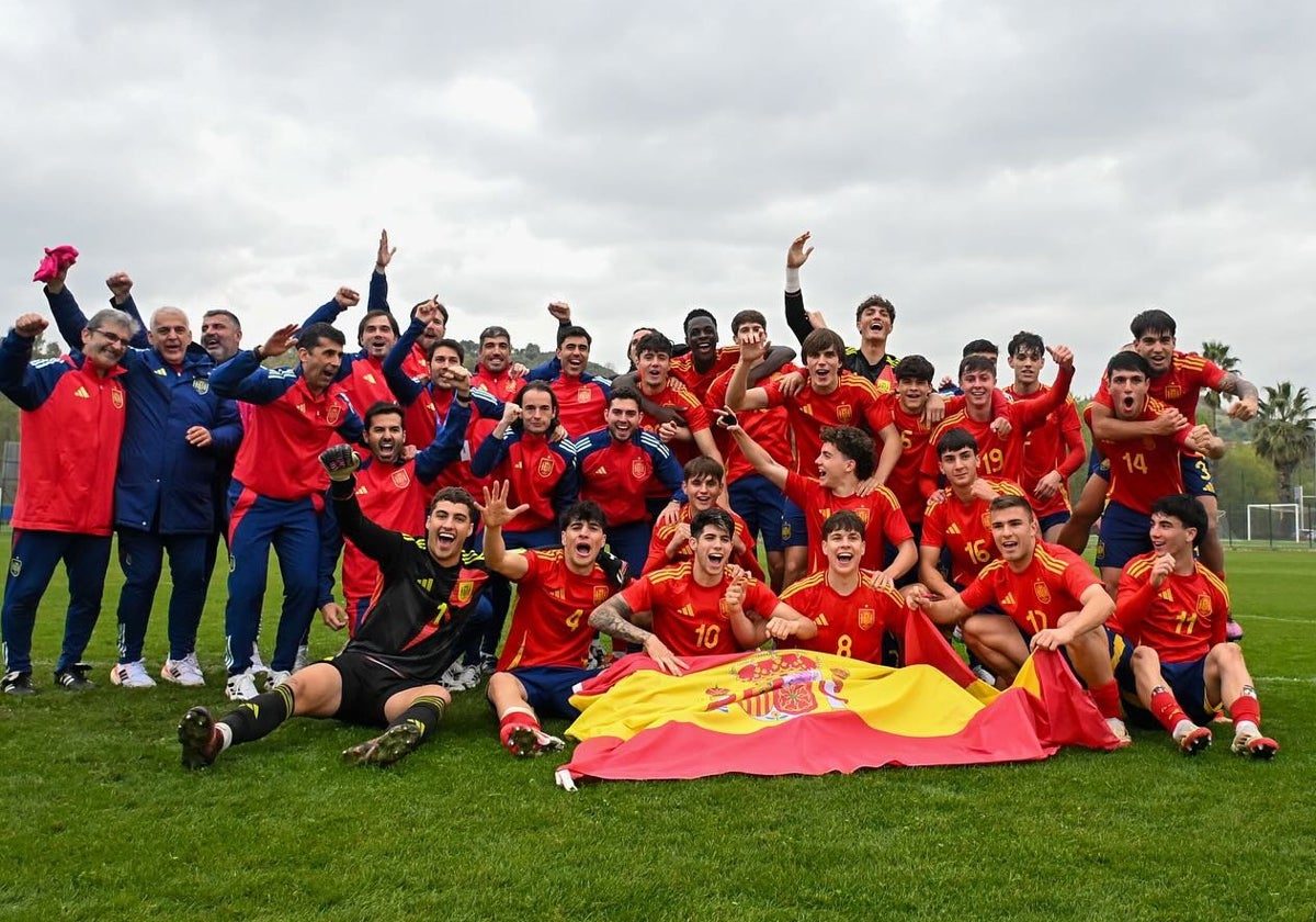 La selección sub-19 celebra la clasificación para el Europeo de este verano, que se celebra en Rumanía.