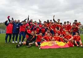 La selección sub-19 celebra la clasificación para el Europeo de este verano, que se celebra en Rumanía.