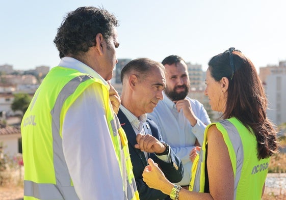 Lara, Mancha y Cardeña durante la visita a los trabajos de reparación.