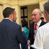 El portavoz socialista, Dani Pérez, y el alcalde de Málaga, Paco de la Torre, se cruzaban durante las ruedas de prensa previas al pleno en el patio de Banderas del Ayuntamiento de Málaga.