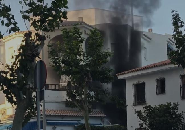 Imagen de la columna de humo que ha ocasionado el incendio en el transformador eléctrico.
