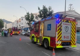 Tres camiones de Bomberos del Consorcio Provincial, este miércoles en la calle Málaga de Nerja.