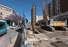 Máquina pantalladora en las obras del túnel del metro en la calle Hilera.