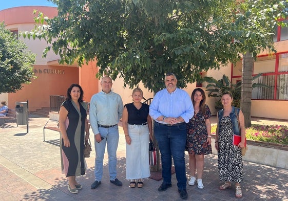 Josele González junto a otros representantes del PSOE de Mijas.