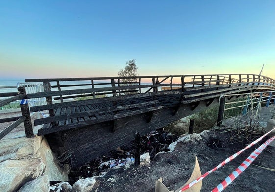 Imagen del estado en el que ha quedado la pasarela tras el incendio.
