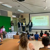 Imagen - Les han obsequiado con una bolsa de regalos que incluía pasas moscatel, aceite de oliva y miel de Frigiliana