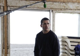 Jaime Lorente, protagonista de 'La casa de papel', en una escena rodada en un chiringuito en Guadalmar.