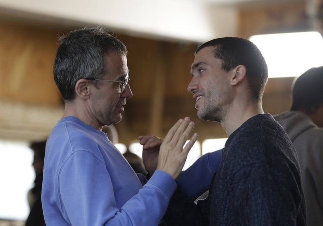 Lino Escalera y Jaime Lorente hablan durante el rodaje en Málaga de 'Hamburgo'.
