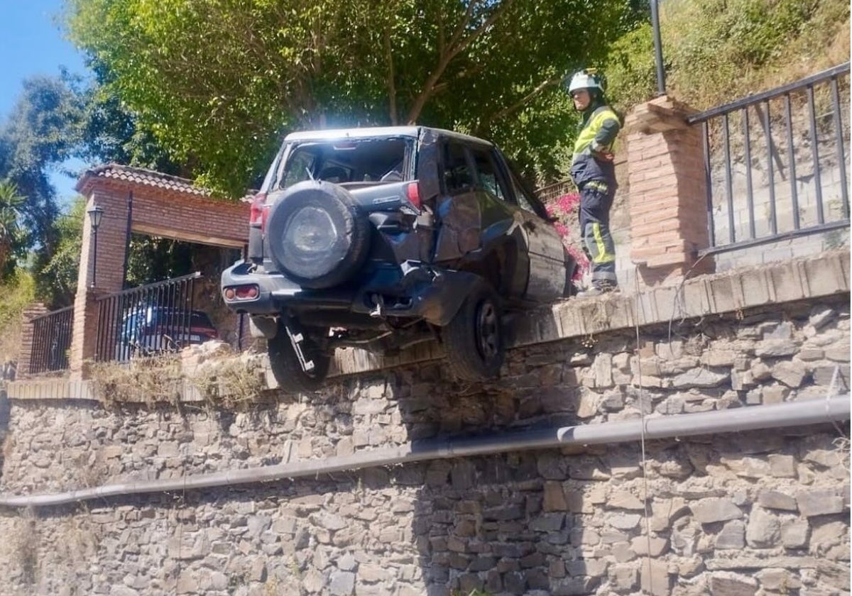 Imagen del estado en el que quedó el vehículo siniestrado en la zona del Molino de Sayalonga, cerca del río.