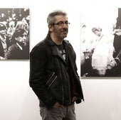 Rodríguez, entre dos de sus fotografías.