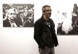 Rodríguez, entre dos de sus fotografías.