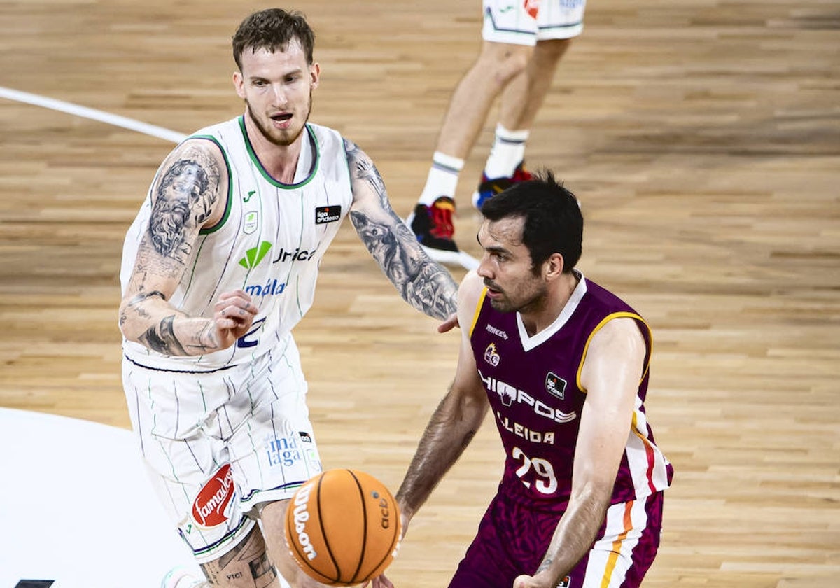 Balcerowski persigue a Oriola.