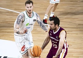 Balcerowski persigue a Oriola.