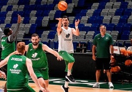 Djedovic intenta un pase a un compañero.