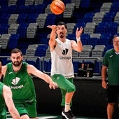 Djedovic intenta un pase a un compañero.