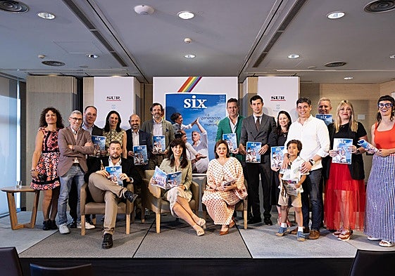 Protagonistas de la presentación de SIX, junto al equipo de la revista y representantes institucionales.