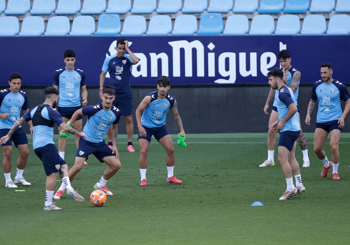 Un grupo de jugadores del Málaga, durante el entrenamiento de este jueves.