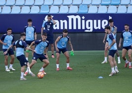 Un grupo de jugadores del Málaga, durante el entrenamiento de este jueves.