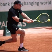 Alejandro Davidovich golpea el revés a dos manos en el duelo de este jueves en París.