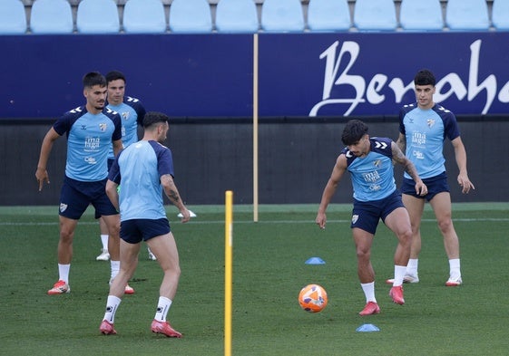 Kevin golpea el balón durante la sesión de entrenamiento de este jueves.