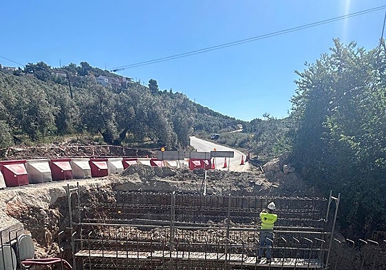 Primera fase de las obras en la MA-6101 en la localidad de Villanueva de Algaidas.